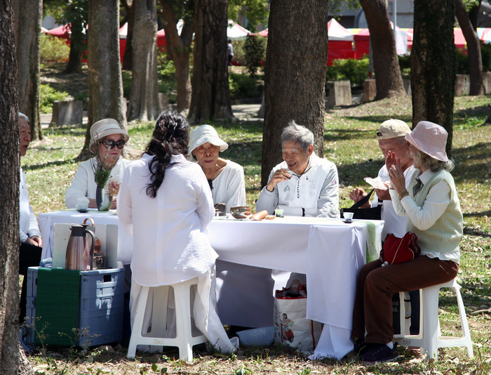 Spring Tea Gathering: Library Invites International Students to Experience Tea Aesthetics