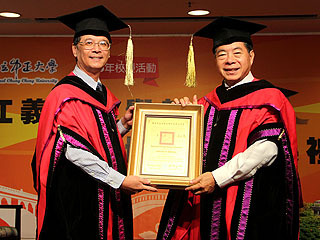 中正大學創校靈魂人物江義雄獲頒名譽博士　與師生同聚話當年
