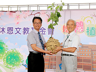 種下希望種子　中正大學舉辦贈櫻植樹活動