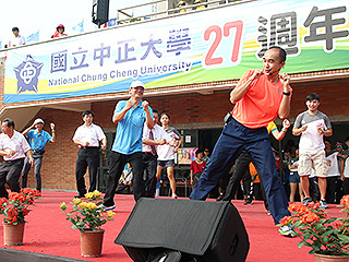 七名運動好手接力傳遞聖火　中正大學歡慶27週年