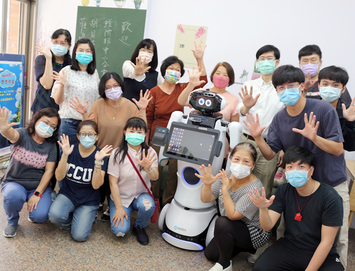 讓智慧科技更有溫度　中正大學照護機器人走進在地陪伴長輩