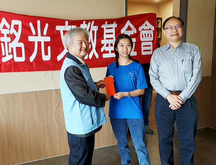 銘光基金會資助獎助學金　電機系盧佳玟、機械系楊詠閎獲獎