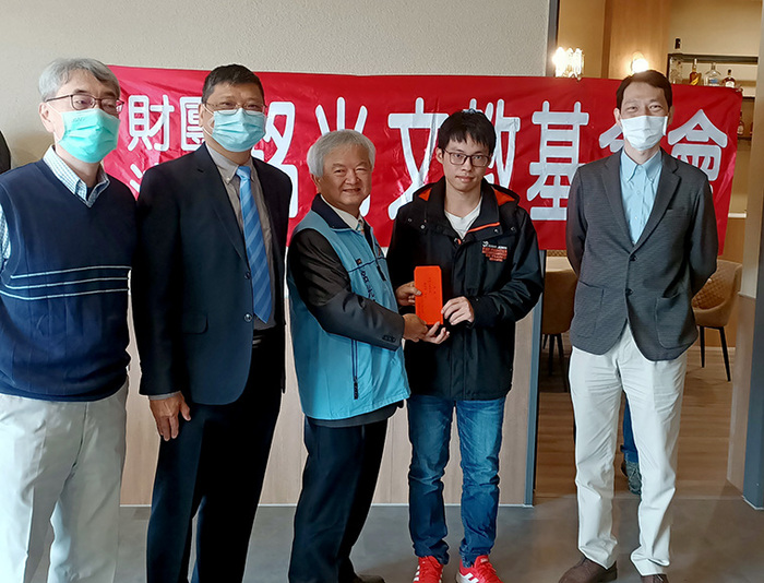 銘光基金會資助獎助學金　電機系盧佳玟、機械系楊詠閎獲獎