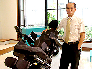 中正大學校友陳英俊打造智慧輪椅　民雄在地企業獲設計界奧斯卡獎
