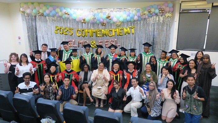中正大學教育國際學程與專班聯合畢業典禮合照