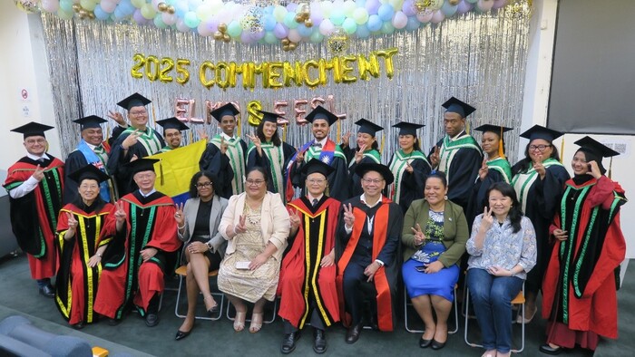 中正大學教育國際學程與專班聯合畢業典禮合照
