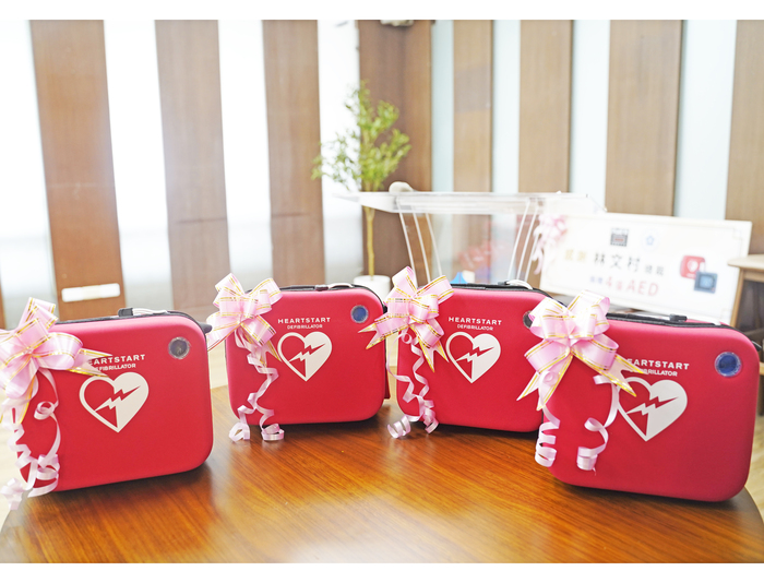 中正大學獲名譽博士林文村總裁捐贈AED　建構全方位校園生命守護網