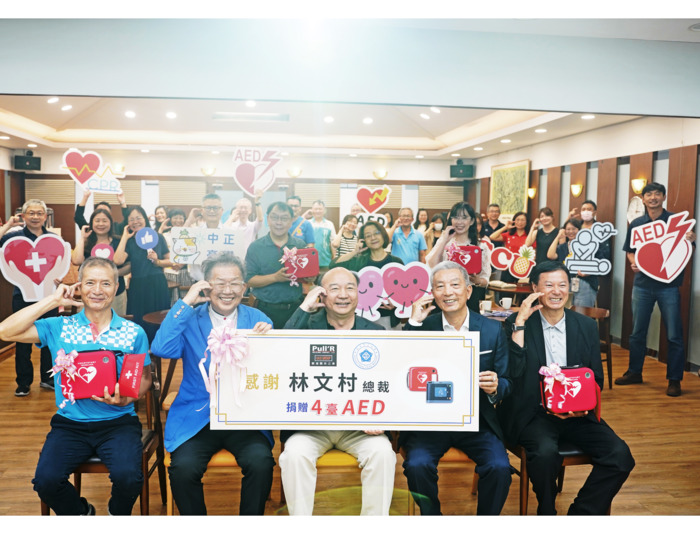 中正大學獲名譽博士林文村總裁捐贈AED　建構全方位校園生命守護網