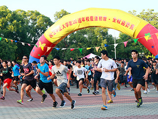 千人路跑賀中正大學28週年　學生角色扮演拚創意
