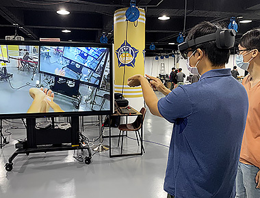 XR延展實境掀「瘋」潮　中正大學智慧機器人自造基地XR體驗週登場
