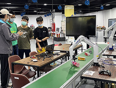 XR延展實境掀「瘋」潮　中正大學智慧機器人自造基地XR體驗週登場