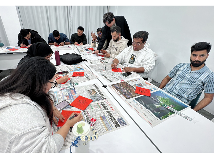 外籍學生寫春聯