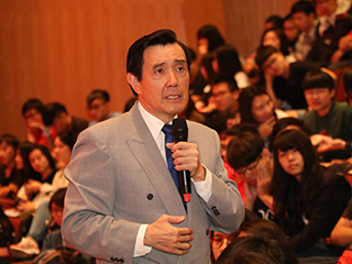 前總統馬英九南下中正演講　談狂人政治與東亞局勢