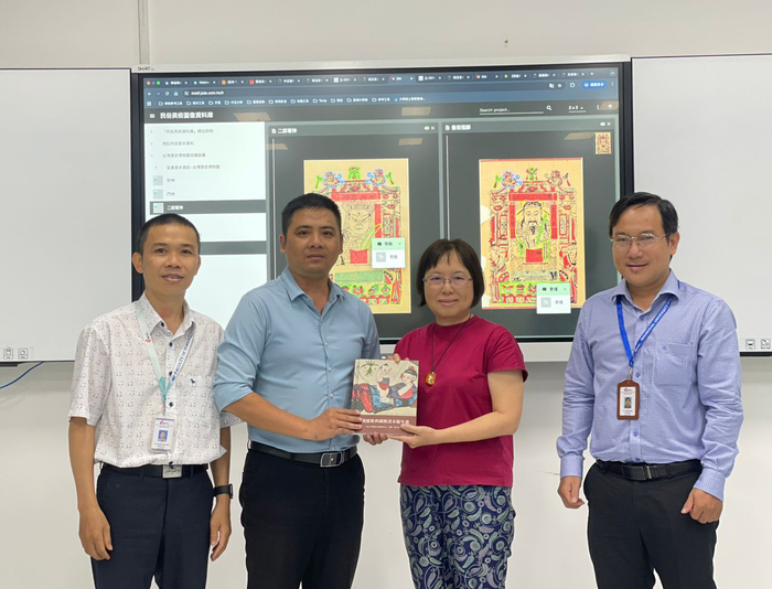 中正首頁01楊主任贈送著作給胡志明工業大學外語學院圖片