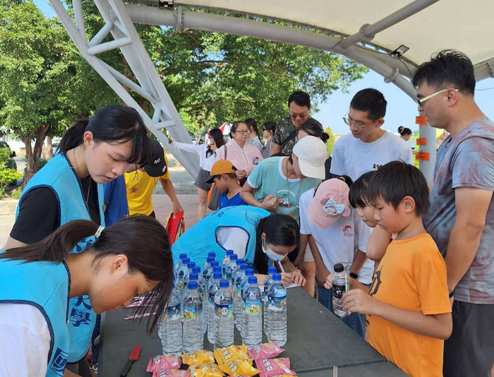 體驗划舟學互愛！中正大學「大愛獨木舟」歡度秋日人文水域之旅