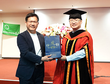中正大學分流辦畢典　3千名畢業生不減熱情　交通部長林佳龍獻祝福
