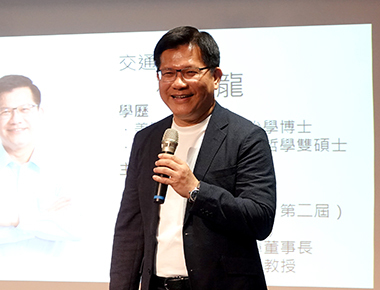 中正大學分流辦畢典　3千名畢業生不減熱情　交通部長林佳龍獻祝福