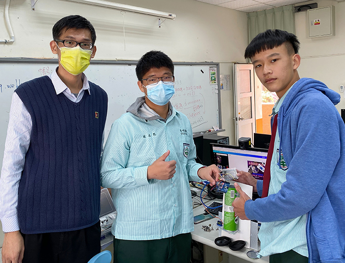 課程融入偏鄉資訊科技服務學習　通識教師獲教育部教學實踐研究績優獎