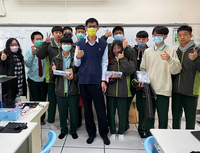課程融入偏鄉資訊科技服務學習　通識教師獲教育部教學實踐研究績優獎