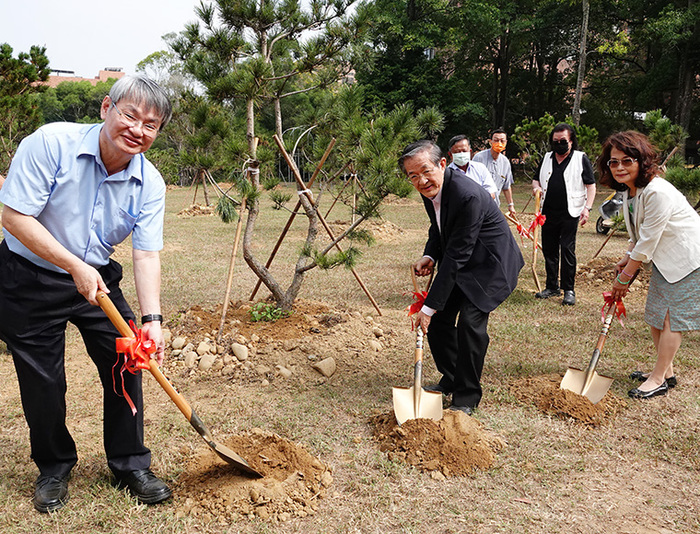 National Chung Cheng University’s (CCU) alumni donate 111 pine tree saplings, embellishing the campus and giving back to alma mater