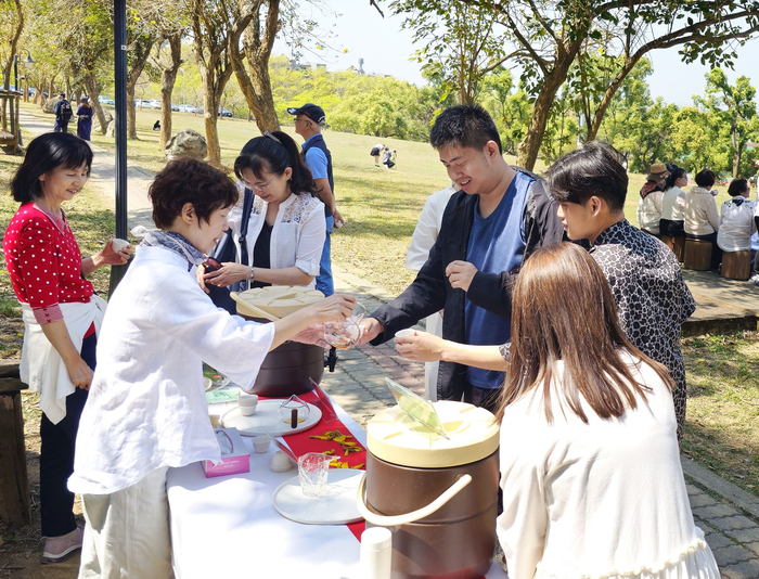 仲春飛花茶會　圖書館邀國際生共品春日茶席