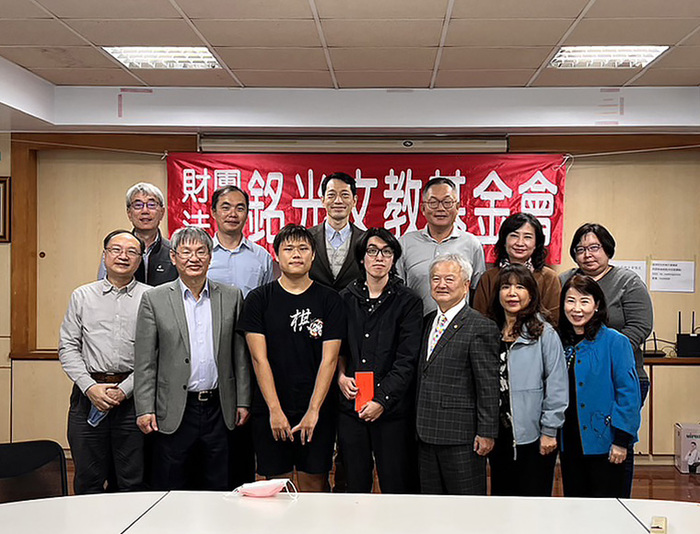 Ming-Guang Culture and Education Foundation encourages students in National Chung Cheng University with scholarships