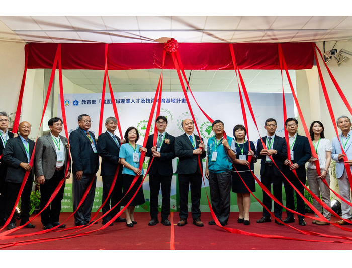 從齒輪傳奇到低碳革命：中正大學「前瞻綠色低碳製造基地」揭牌 　讓AI賦能成為產業淨零新引擎