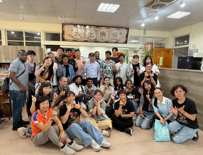 中正大學USR團隊推動跨文化永續農耕——國際學生齊聚嘉義水上，體驗紅骨仙草種植與樂齡共學圖片