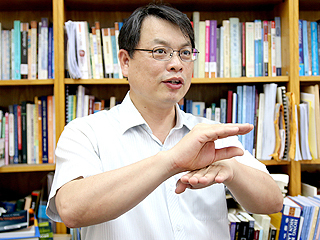 造福數萬名聽障者　中正大學張榮興教授手語耕耘十四年