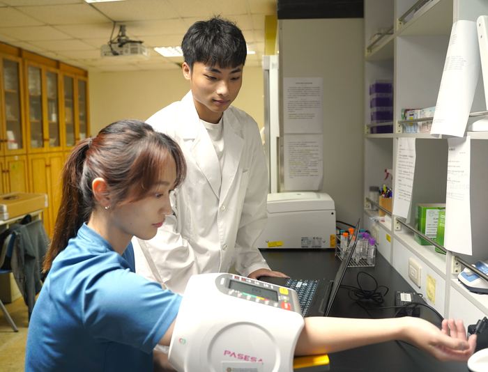 研究生與受試者測量畫面