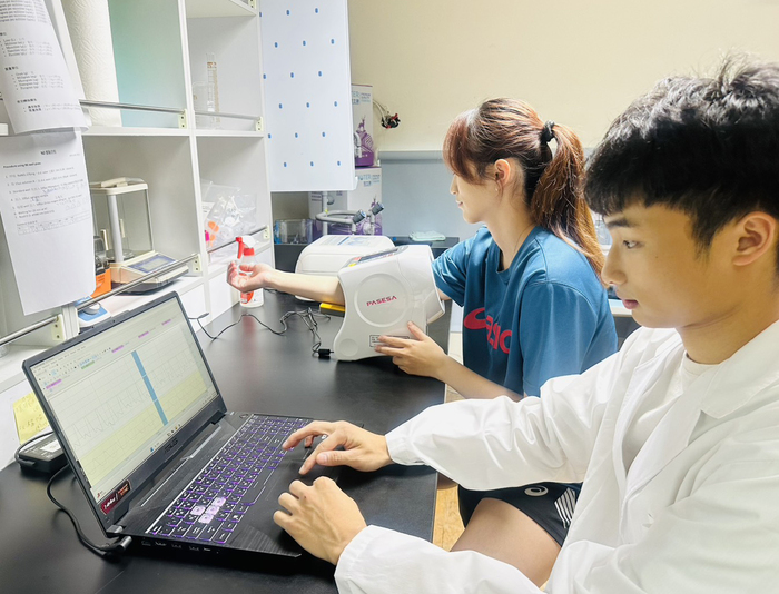 研究生與受試者測量畫面