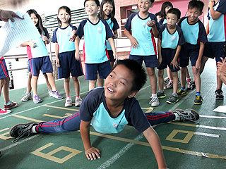 永齡中正分校邀嘉縣11所課輔學童　一起蹦蹦跳跳玩魔「數」