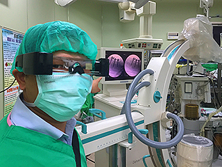 手術時間減少30％　電機系王民良教師首創「醫療用頭戴式眼鏡」即時透視骨骼組織