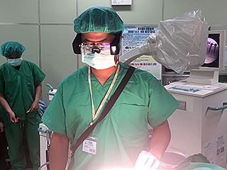 手術時間減少30％　電機系王民良教師首創「醫療用頭戴式眼鏡」即時透視骨骼組織
