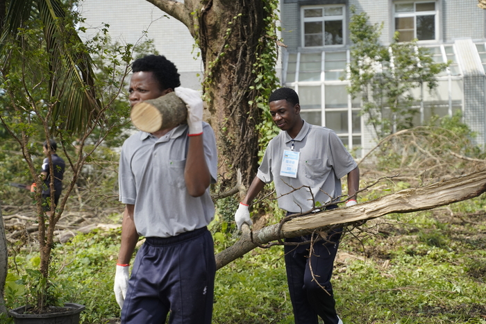 Post-Typhoon Danas Recovery: Nearly 100 Volunteers from Tzu Chi University and CCU Join Hands to Restore the Campus