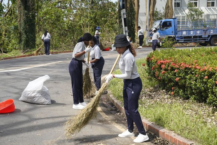 Post-Typhoon Danas Recovery: Nearly 100 Volunteers from Tzu Chi University and CCU Join Hands to Restore the Campus