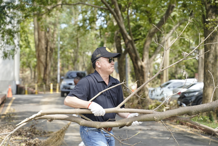 Post-Typhoon Danas Recovery: Nearly 100 Volunteers from Tzu Chi University and CCU Join Hands to Restore the Campus