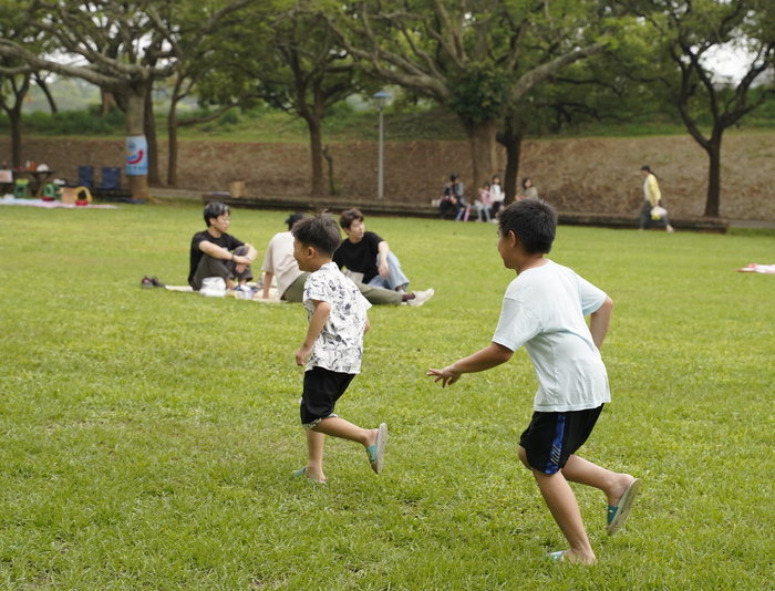 實踐SDGs綠色生活！中正大學舉辦「春暖中正」草地野餐日：從科技體適能到跨世代茶席，打造春季品牌盛典