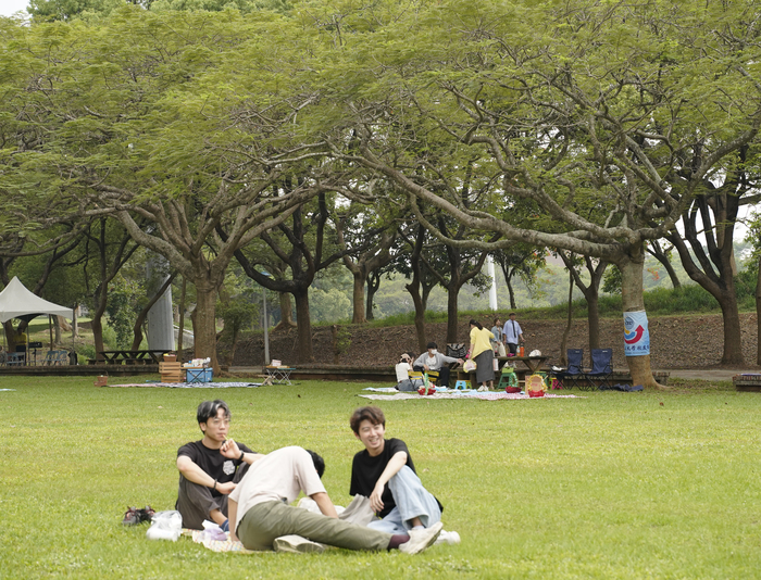 實踐SDGs綠色生活！中正大學舉辦「春暖中正」草地野餐日：從科技體適能到跨世代茶席，打造春季品牌盛典