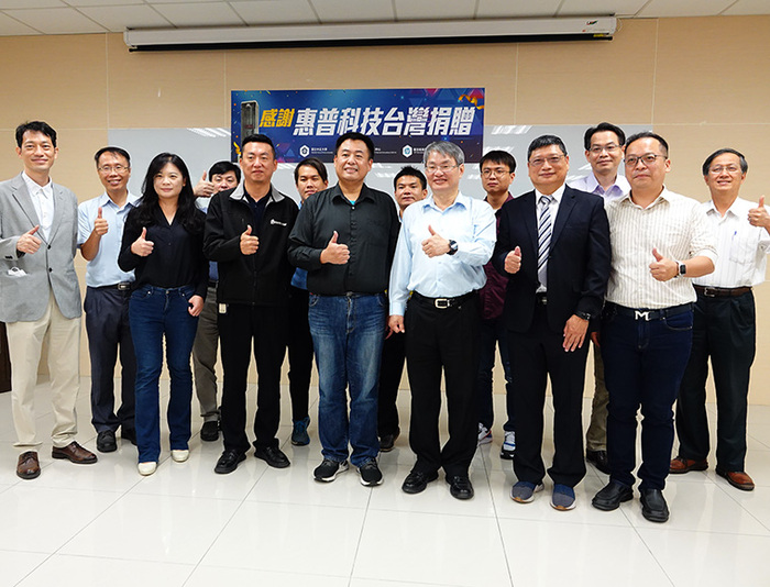 惠普科技台灣鄭詔文副總裁、張吉昊協理、林倩婷博士與中正大學校長馮展華、研發長王祥辰、工學院院長李元堯、前瞻中心主任劉德騏、機械系主任林派臣、多位機械系教師合影