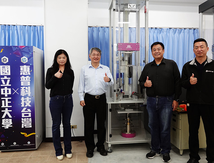 中正大學校長馮展華(左二)與惠普科技台灣鄭詔文副總裁(右二)、張吉昊協理(右一)、林倩婷博士(左一)於捐贈系統設備合影