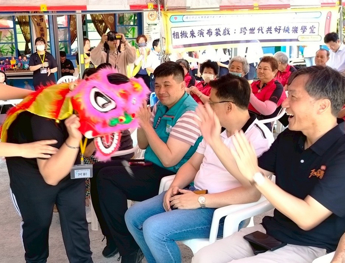 中正USR青銀共創百歲人生　相互疼惜相揪來演布袋戲