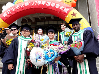 中正大學歡送近3千學子畢業　葉丙成籲：不要再相信「只要努力一定會成功」