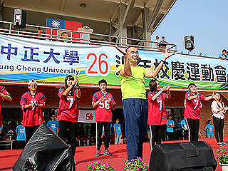 中正大學26週年校慶　學生齊放紙飛機獻祝福