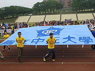 中正大學26週年校慶　學生齊放紙飛機獻祝福
