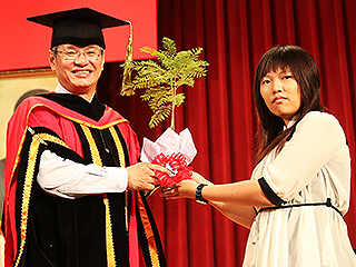 中正大學畢業典禮歡送3千學子　畢業生贈藍花楹樹苗讓母校更美麗