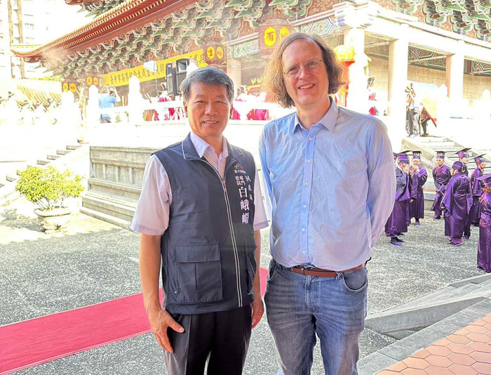 德國貴賓在參加祭孔典禮時，與台中市民政局專門委員合影圖片