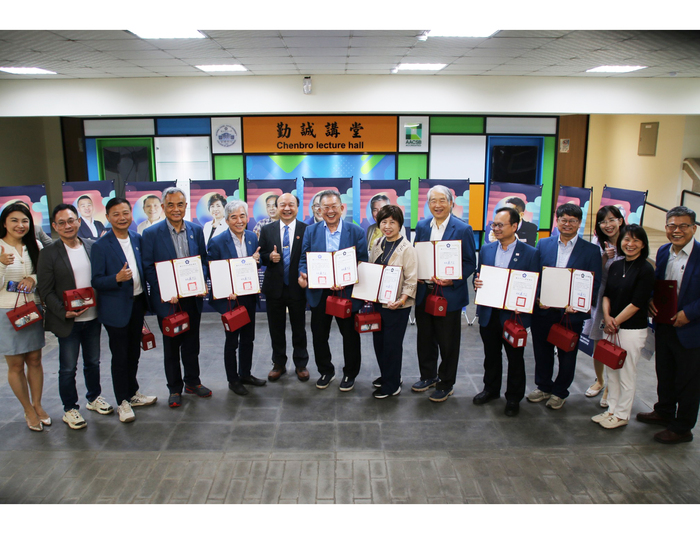 中正大學與企業深化合作　邀義雲企業家通識課傳授成功心法