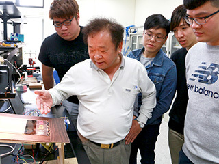 開發節能減熱變色窗  中正大學團隊讓太陽光熱分離再利用