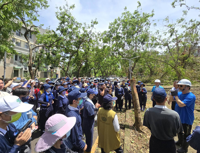 中正大學校長蔡少正(右1)感謝師生與慈濟志工支援復原行動圖片